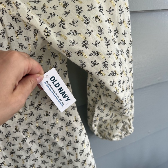 Long Sleeve Button-Front Floral poet blouse - Picture 6 of 6